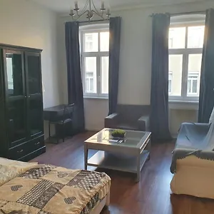 Spacious Near The Center Wien