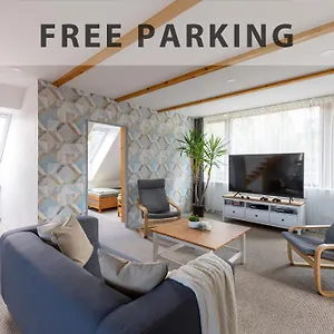 Vousata Dama - Ps3 - Parking Free , Prága Csehország
